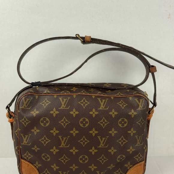 LOUIS VUITTON Nile Crossbody Bag Monogram Canvas - Picture 2 of 16